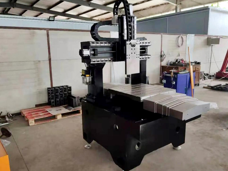 怎樣正確使用好小型模具雕銑機(jī)呢？